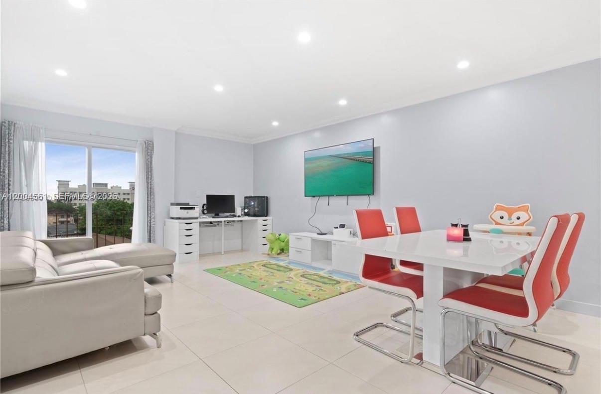 GOLDEN GATE CONDO - Residential