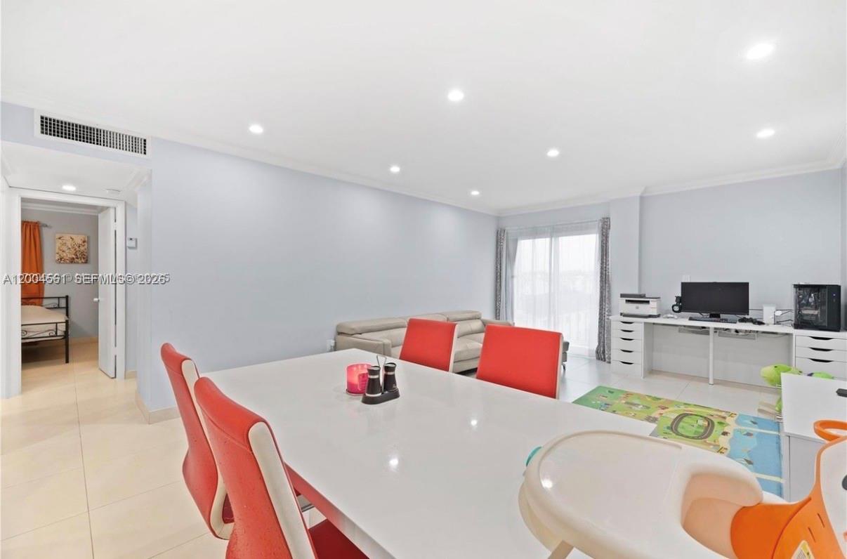 GOLDEN GATE CONDO - Residential