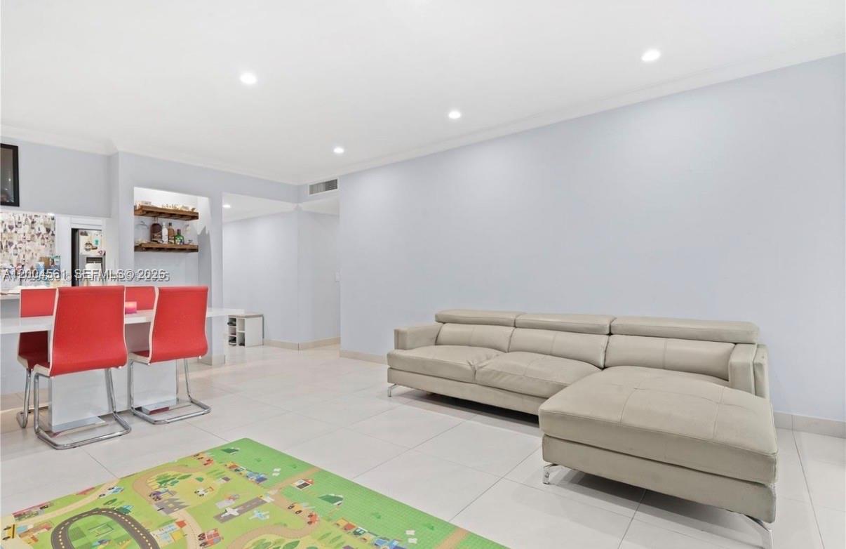GOLDEN GATE CONDO - Residential