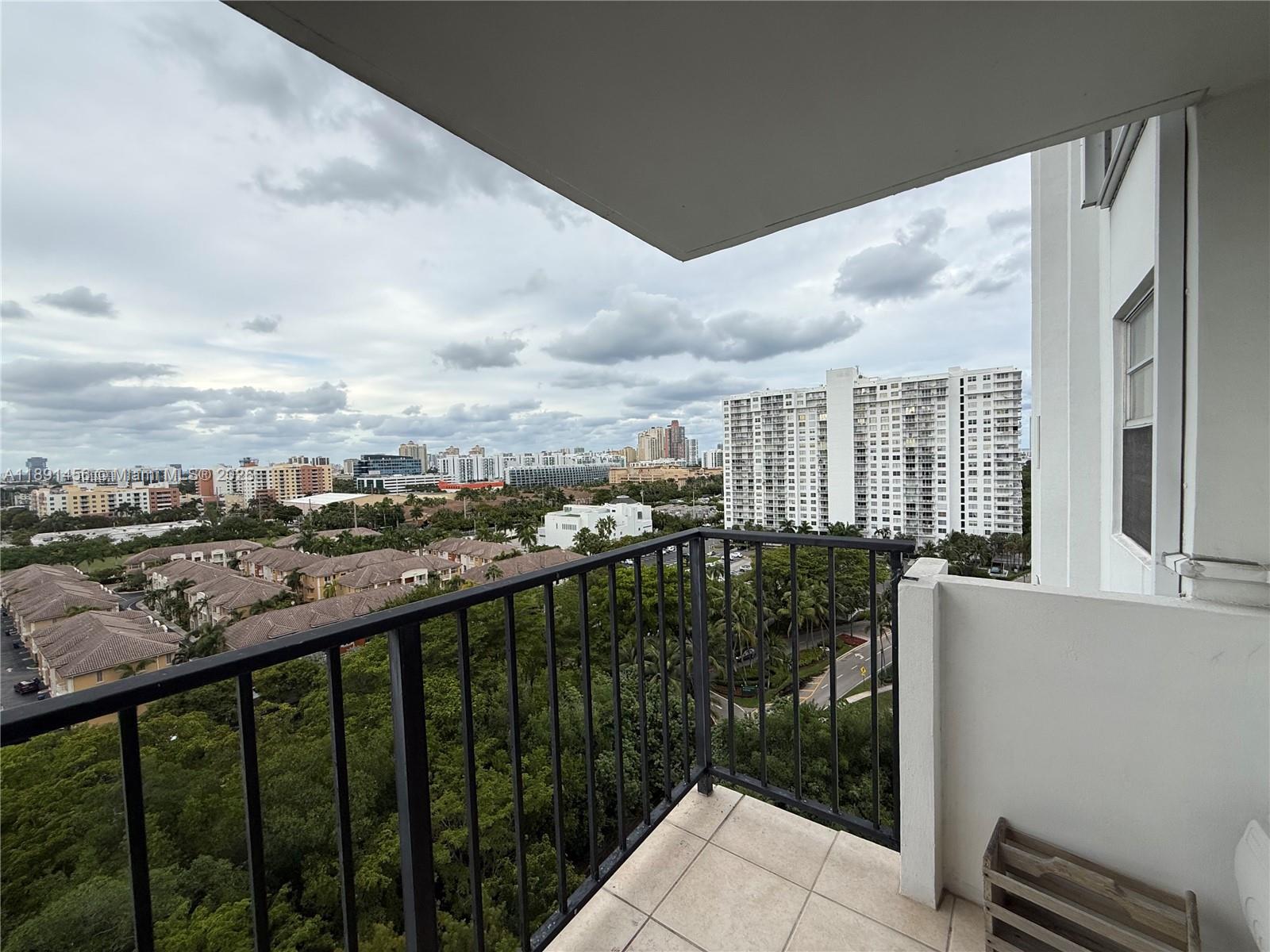 COMMODORE PLAZA CONDO - Residential