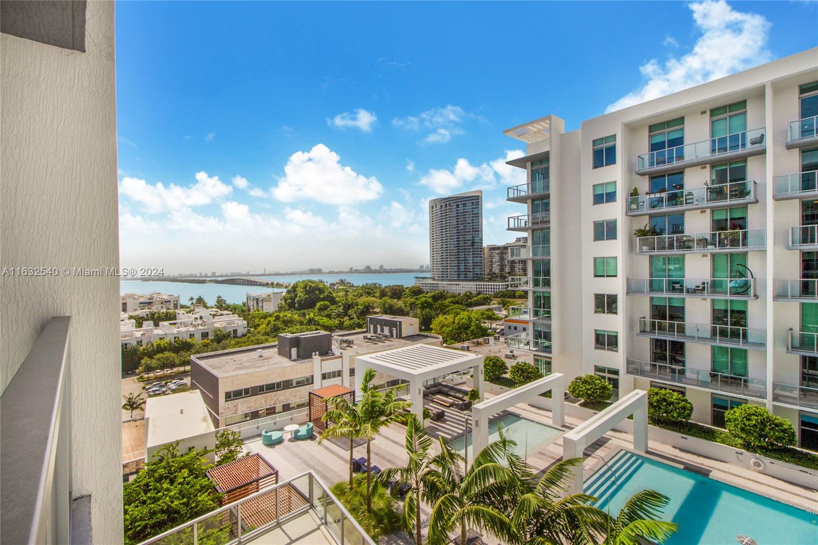 Great Pool and bay Views. Design District Area. This studio is perfect for anyone looking to immerse themselves in a dynamic and creative community while enjoying all the comforts of modern living. Don’t miss the opportunity to make this exceptional space your new home! Close to everything.
Central location. 

Amenities: POOL, GYM, BBQ AREA, BUSINESS LOUNGE, AC, BIKE STORAGE, AND ELECTRIC CAR CHARGERS. 

MANAGED BY NOMADA DESTINATION RESIDENCES.