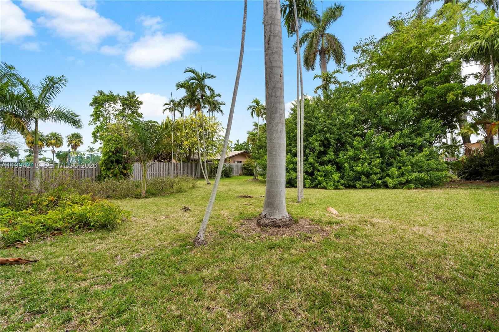 HOLLYWOOD LAKES SECTION - Land