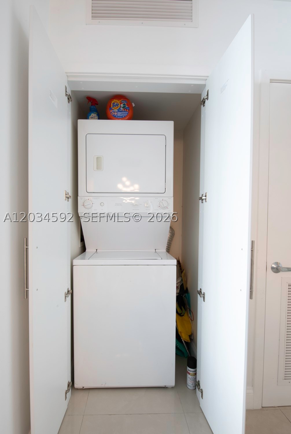 1800 CLUB CONDO - Residential Lease