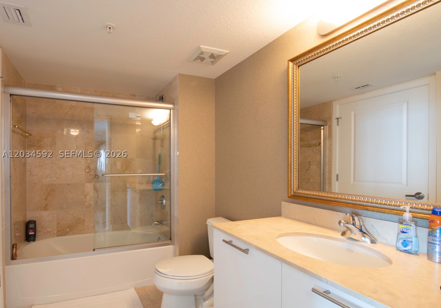1800 CLUB CONDO - Residential Lease
