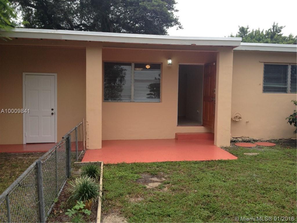 Very nice, renovated, and perfectly clean detached duplex in the heart of Hollywood. Amazing location as it's minutes from Hard Rock Casino, beaches and all major highways. Private laundry room attached, big backyard with ample space to park. Quiet peaceful street, yet in the heart of Hollywood's action. Live in great area for a very affordable price!