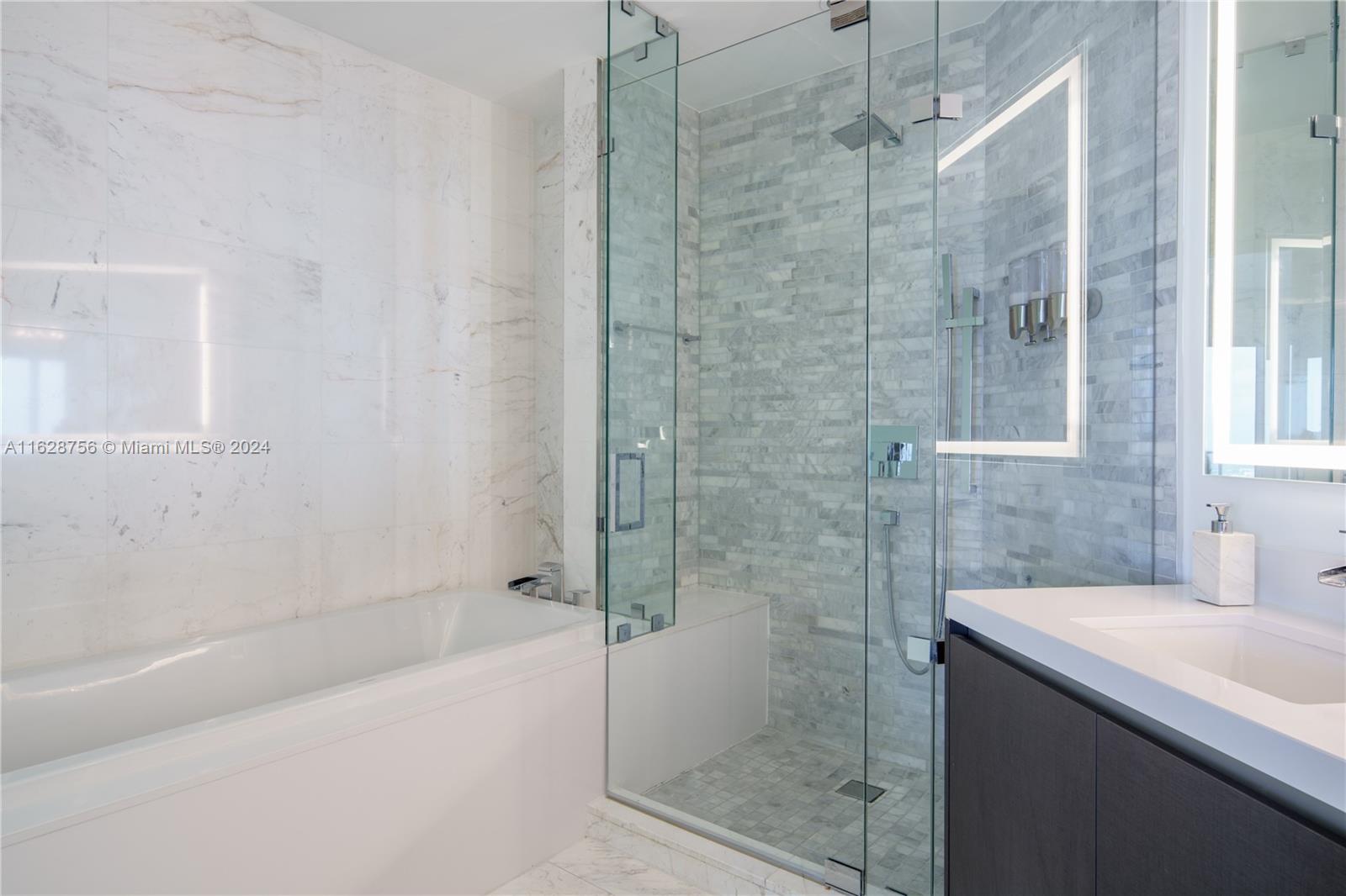 PARAMOUNT MIAMI WORLDCENT - Residential Lease