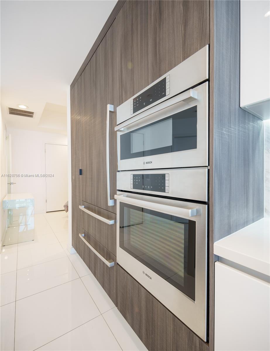 PARAMOUNT MIAMI WORLDCENT - Residential Lease