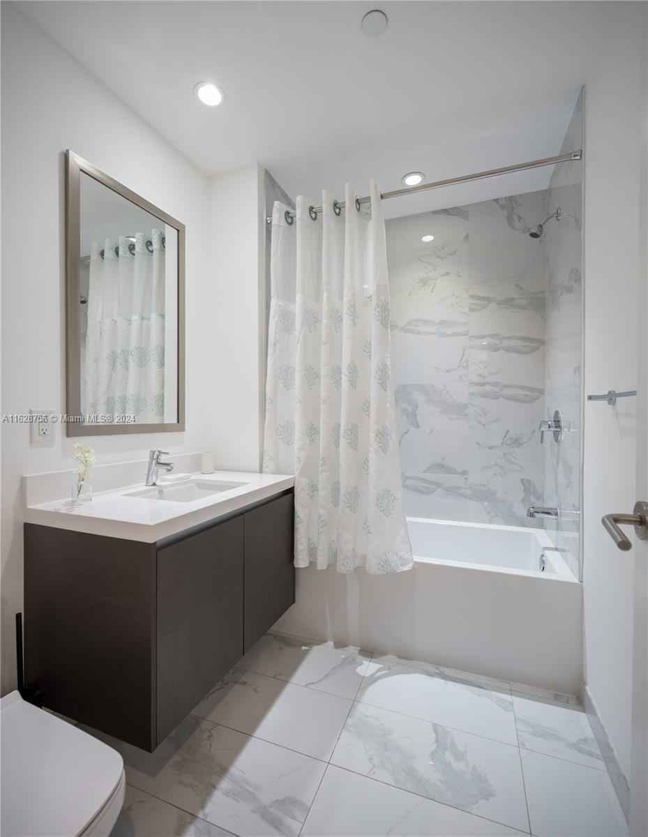 PARAMOUNT MIAMI WORLDCENT - Residential Lease