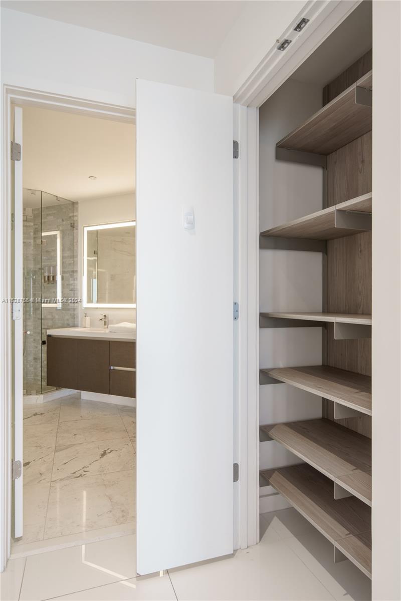 PARAMOUNT MIAMI WORLDCENT - Residential Lease