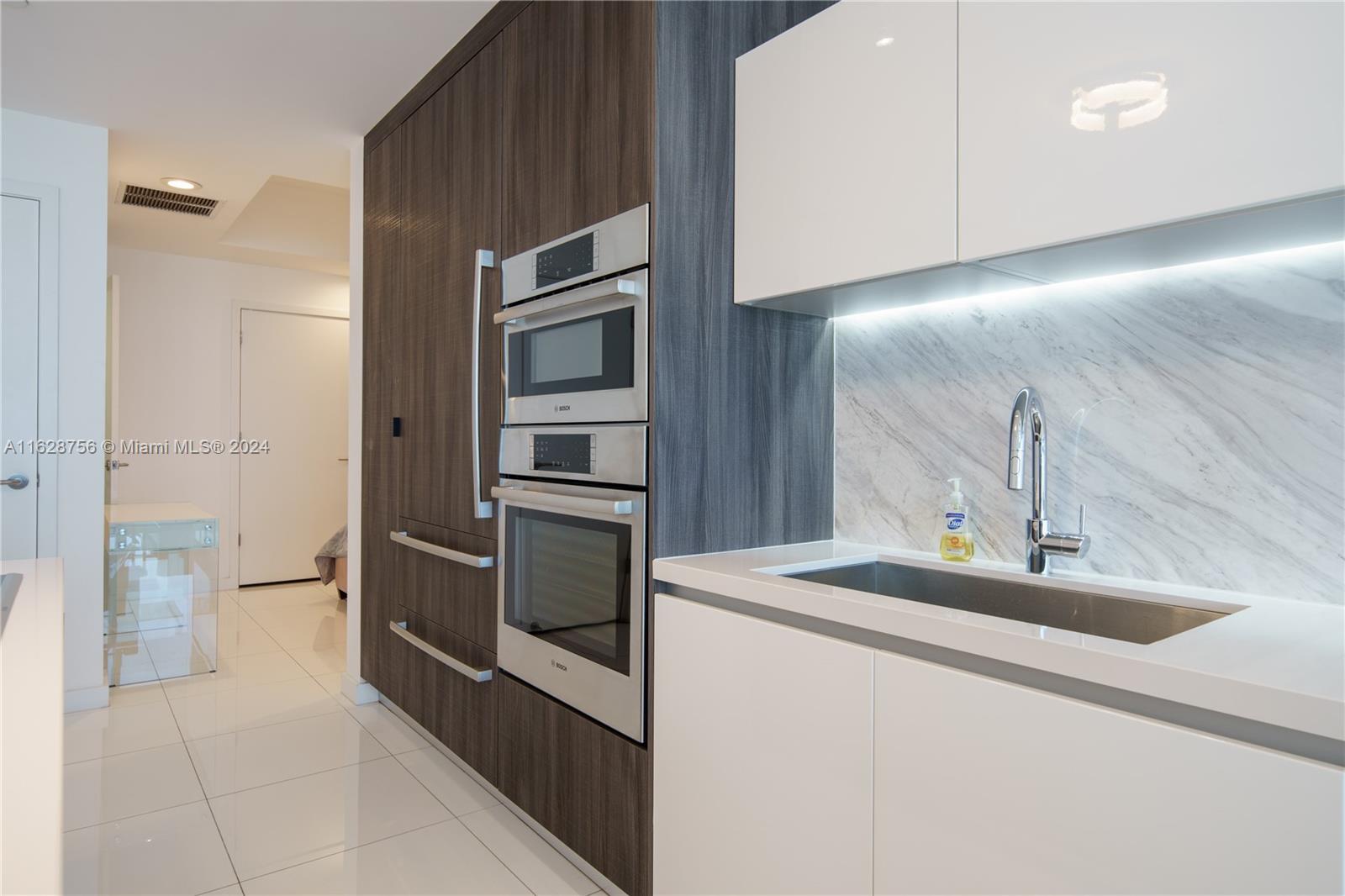 PARAMOUNT MIAMI WORLDCENT - Residential Lease