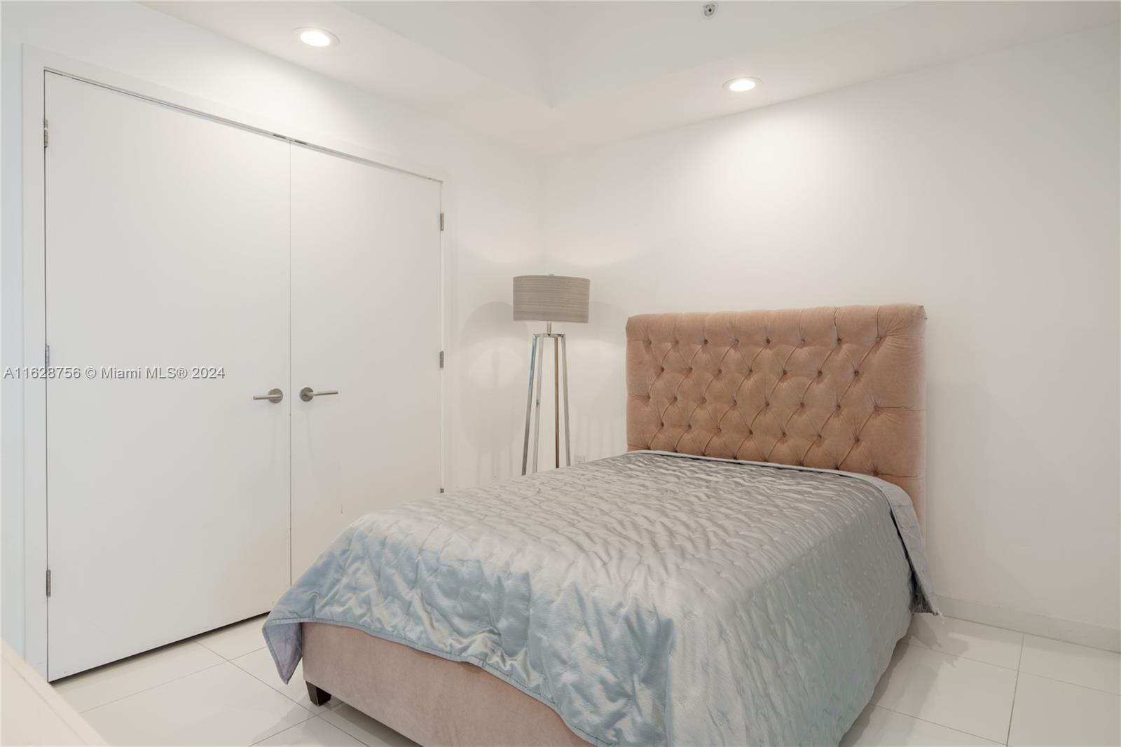 PARAMOUNT MIAMI WORLDCENT - Residential Lease