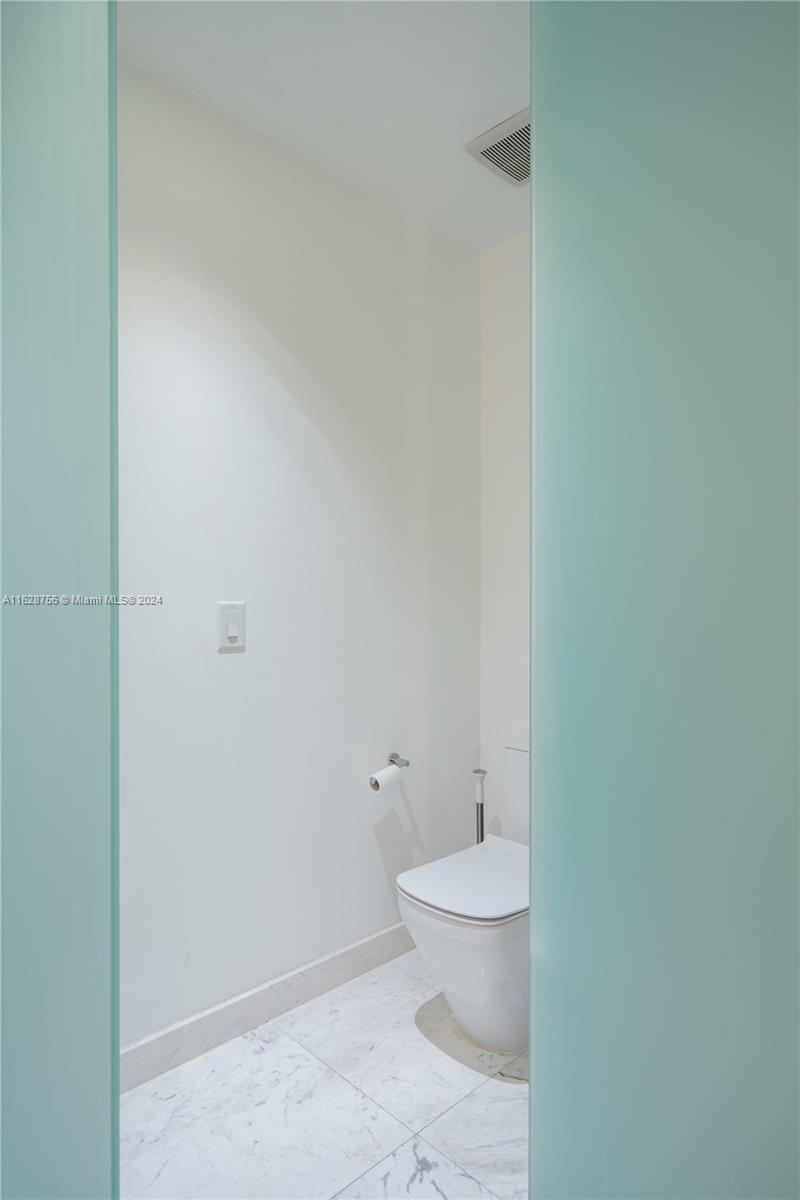 PARAMOUNT MIAMI WORLDCENT - Residential Lease