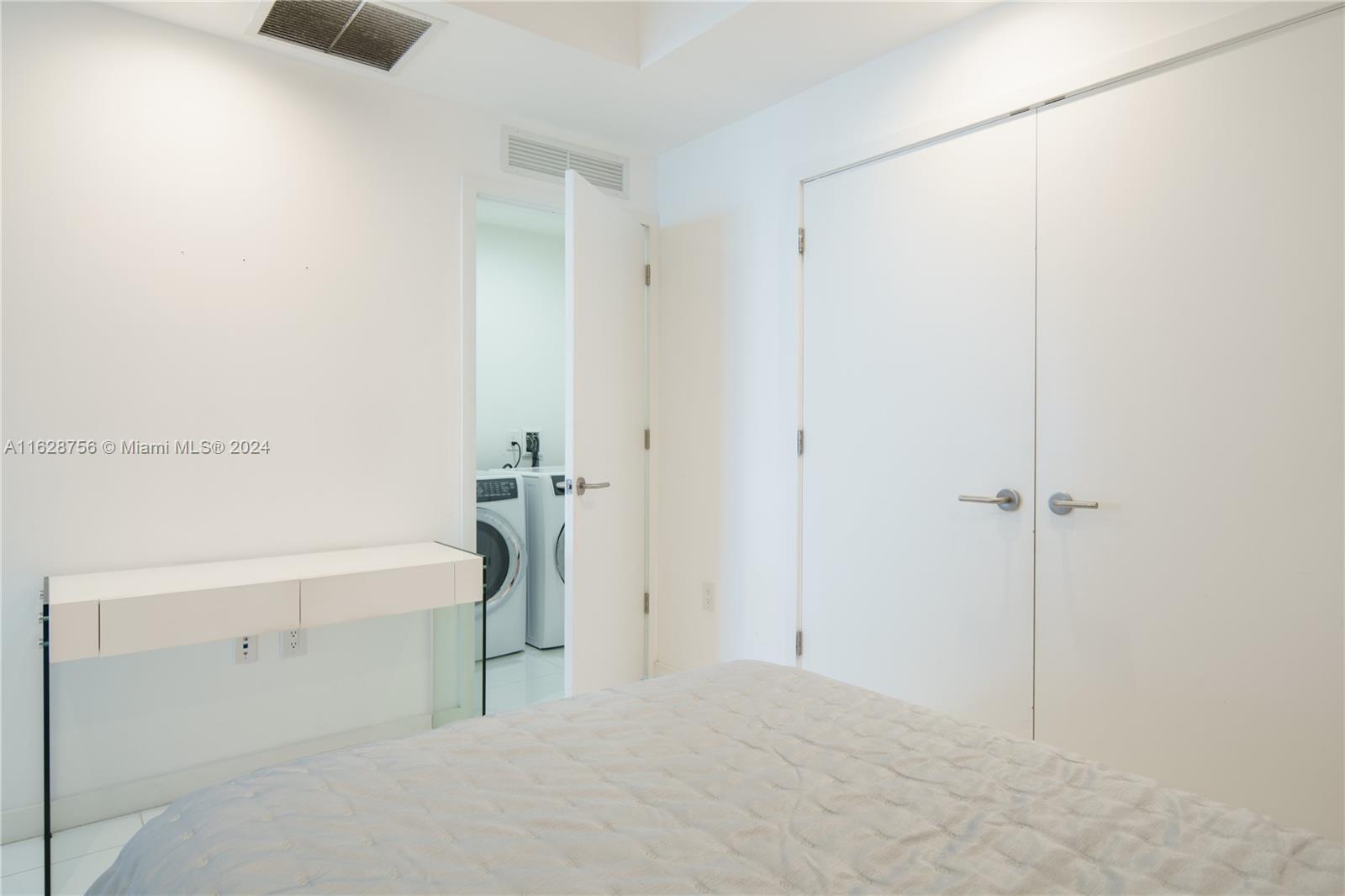 PARAMOUNT MIAMI WORLDCENT - Residential Lease