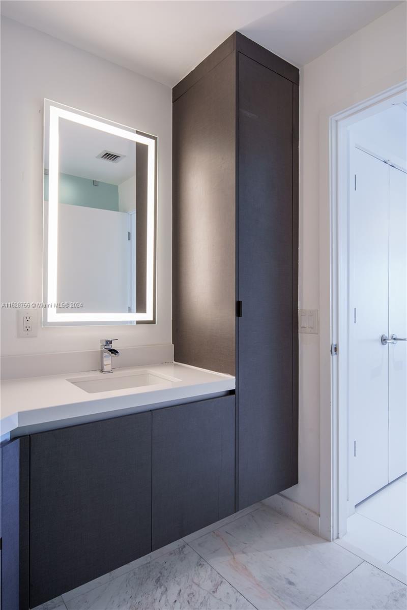 PARAMOUNT MIAMI WORLDCENT - Residential Lease
