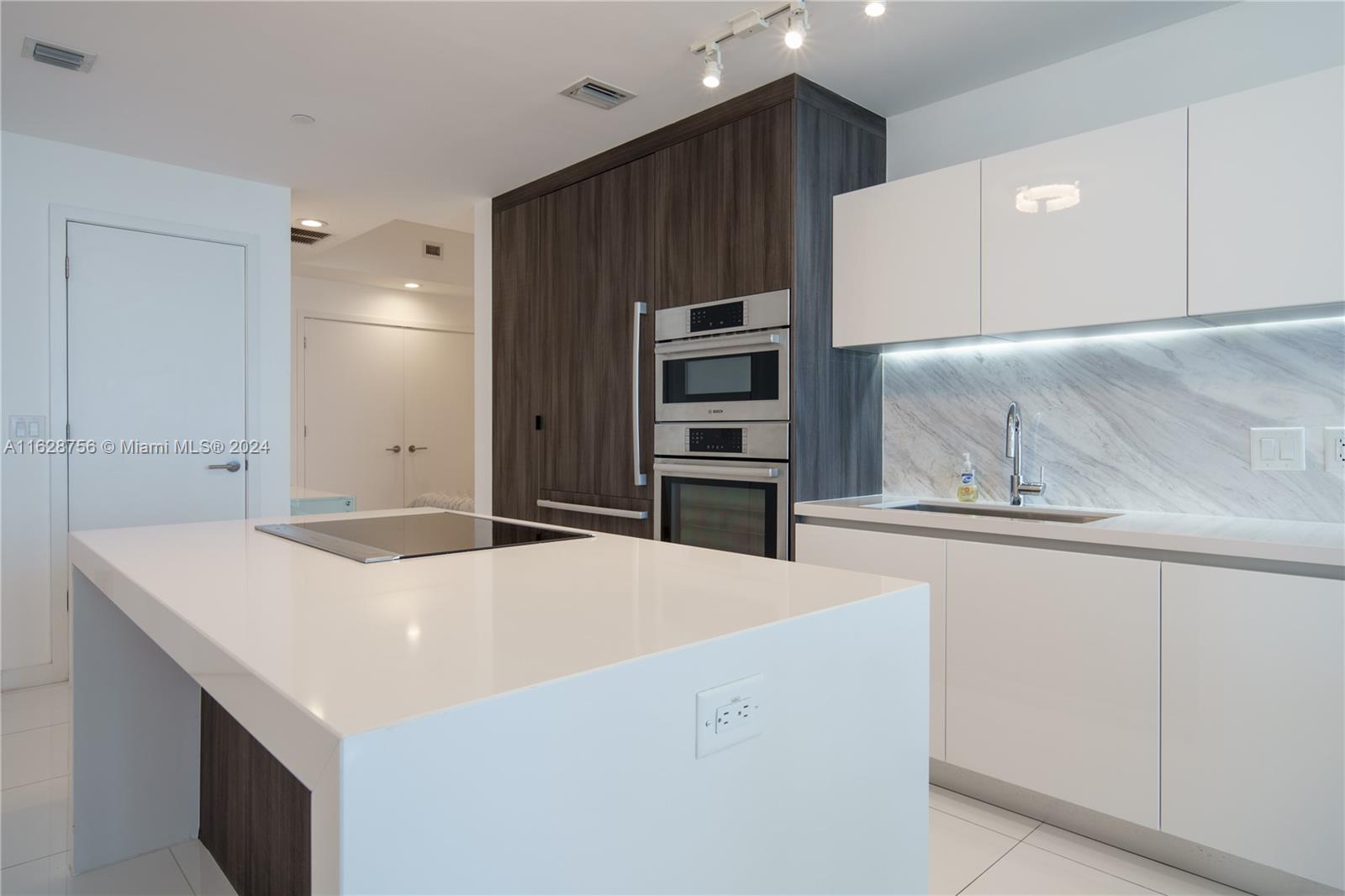 PARAMOUNT MIAMI WORLDCENT - Residential Lease