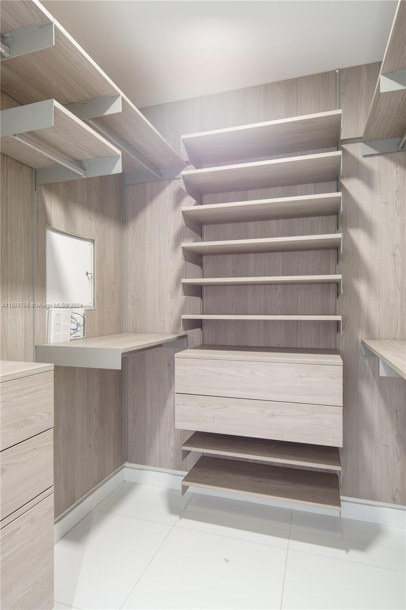 PARAMOUNT MIAMI WORLDCENT - Residential Lease