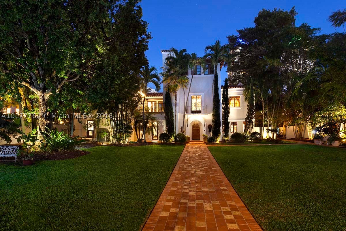 The Villa Katerina estate is located on a 39,700 sqft lot with 6BD, 6+2BA, and framed with 100' of waterfront views. Separate two floor guest house with 3 car garage. Incredible architectural details, high ceilings and ultimate privacy. Features include gourmet kitchen, formal dining & living room, Florida room, wet bar, 3 fireplaces & custom millwork throughout. Master BD has private access to an expansive terrace overlooking the water.