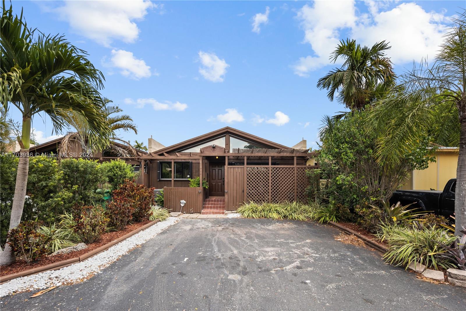 Beautiful 2-bedroom one story villa with great open space with lots of light and a large private fenced back yard. Great location, easy access to highways, shopping and restaurants.