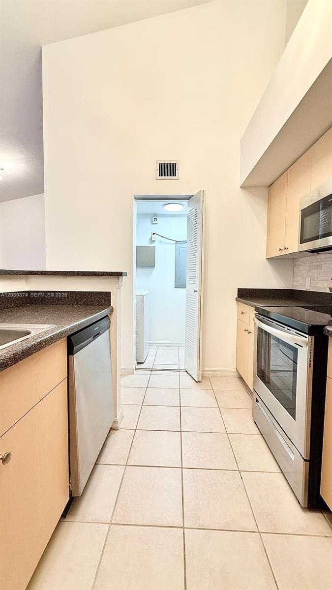 EMERALD ISLE AT LAGUNA LA - Residential Lease