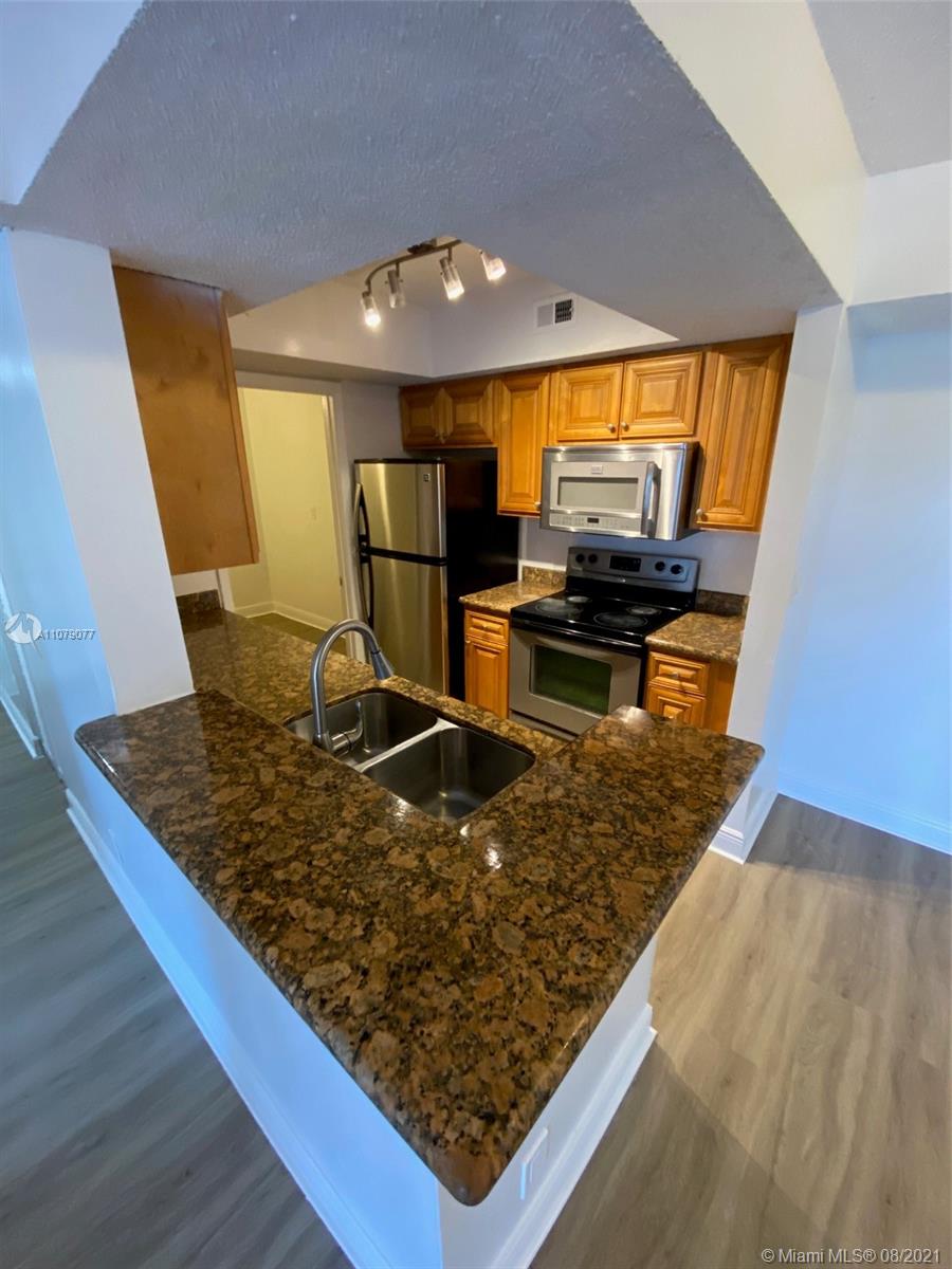 LEXINGTON ON THE GREEN CO - Residential Lease