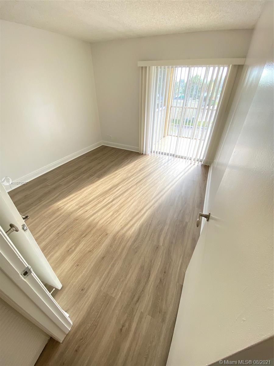 LEXINGTON ON THE GREEN CO - Residential Lease