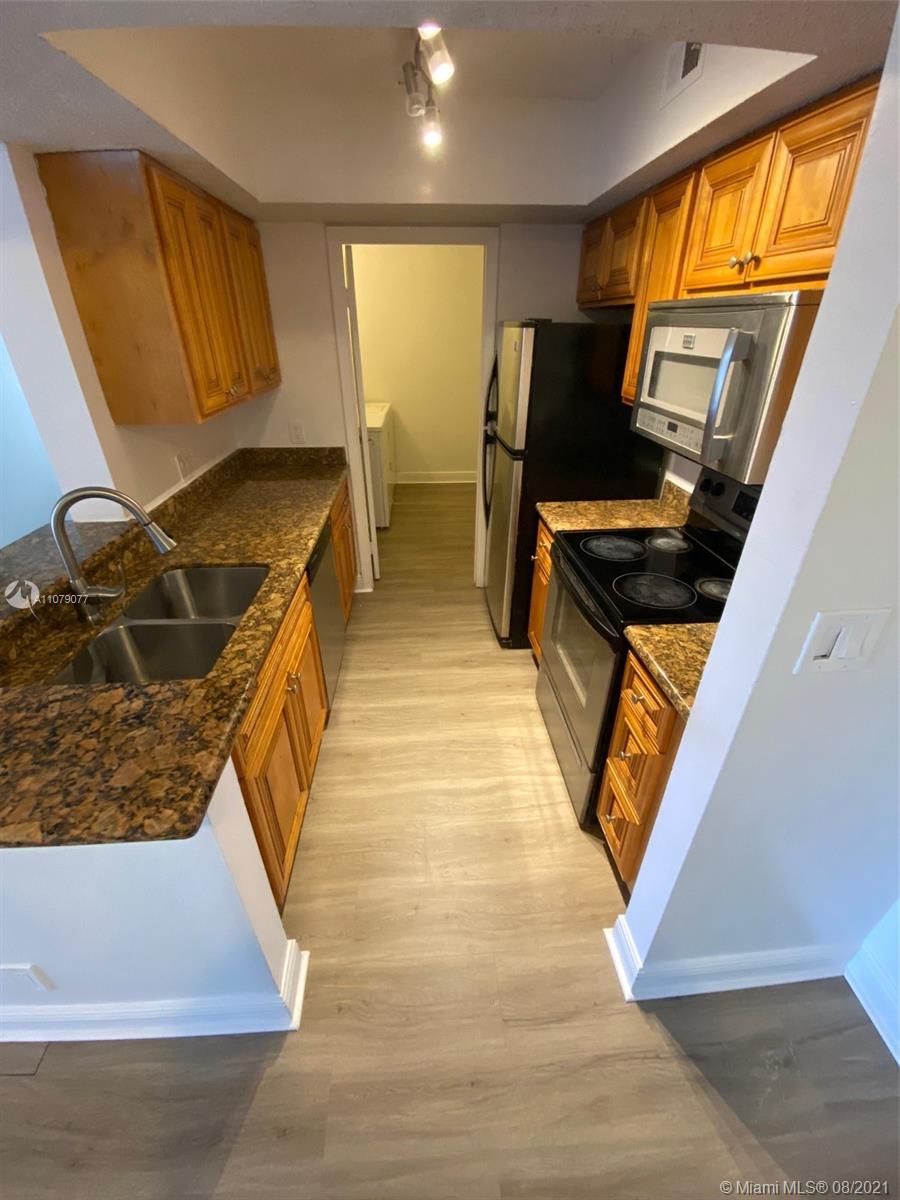 LEXINGTON ON THE GREEN CO - Residential Lease