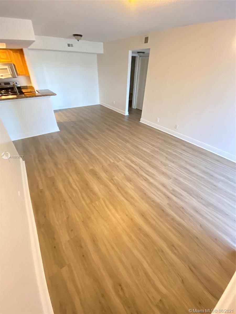 LEXINGTON ON THE GREEN CO - Residential Lease