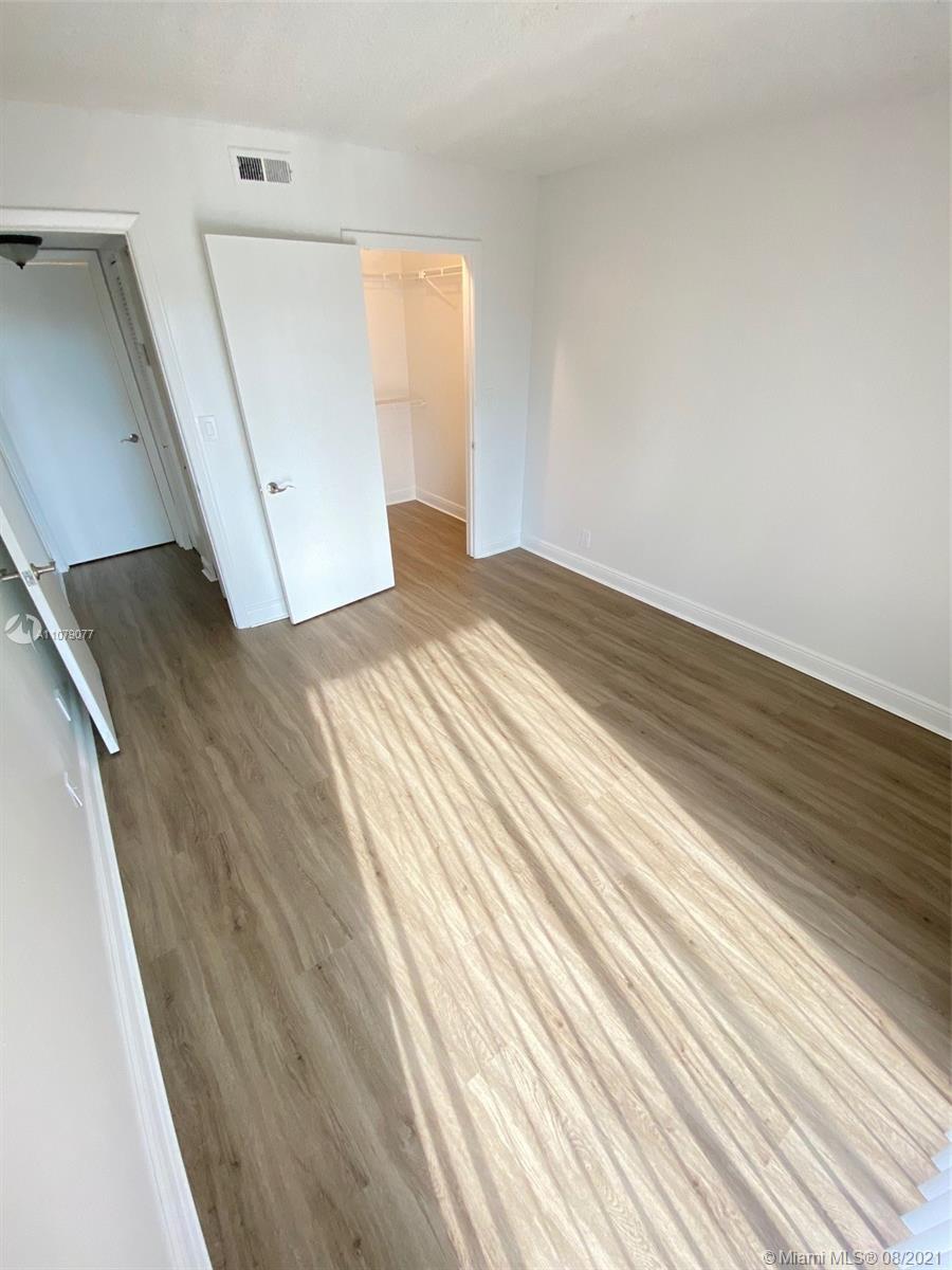 LEXINGTON ON THE GREEN CO - Residential Lease