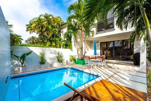 Beautifully designed 3-bedroom, 3.5-bath townhouse in a prime central location with convenient access to Coconut Grove, Downtown Coral Gables, Miami International Airport, and the Jackson Hospital Complex. This gated residence features a modern aesthetic with abundant natural light, porcelain flooring throughout, and an open-concept floor plan ideal for both everyday living and entertaining. Enjoy the added benefit of a private pool and no association fee.