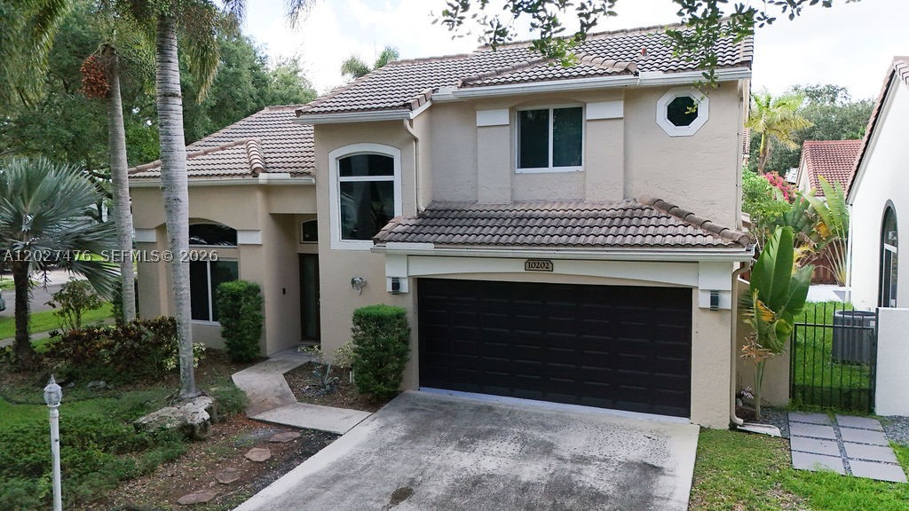 EMBASSY LAKES - Residential