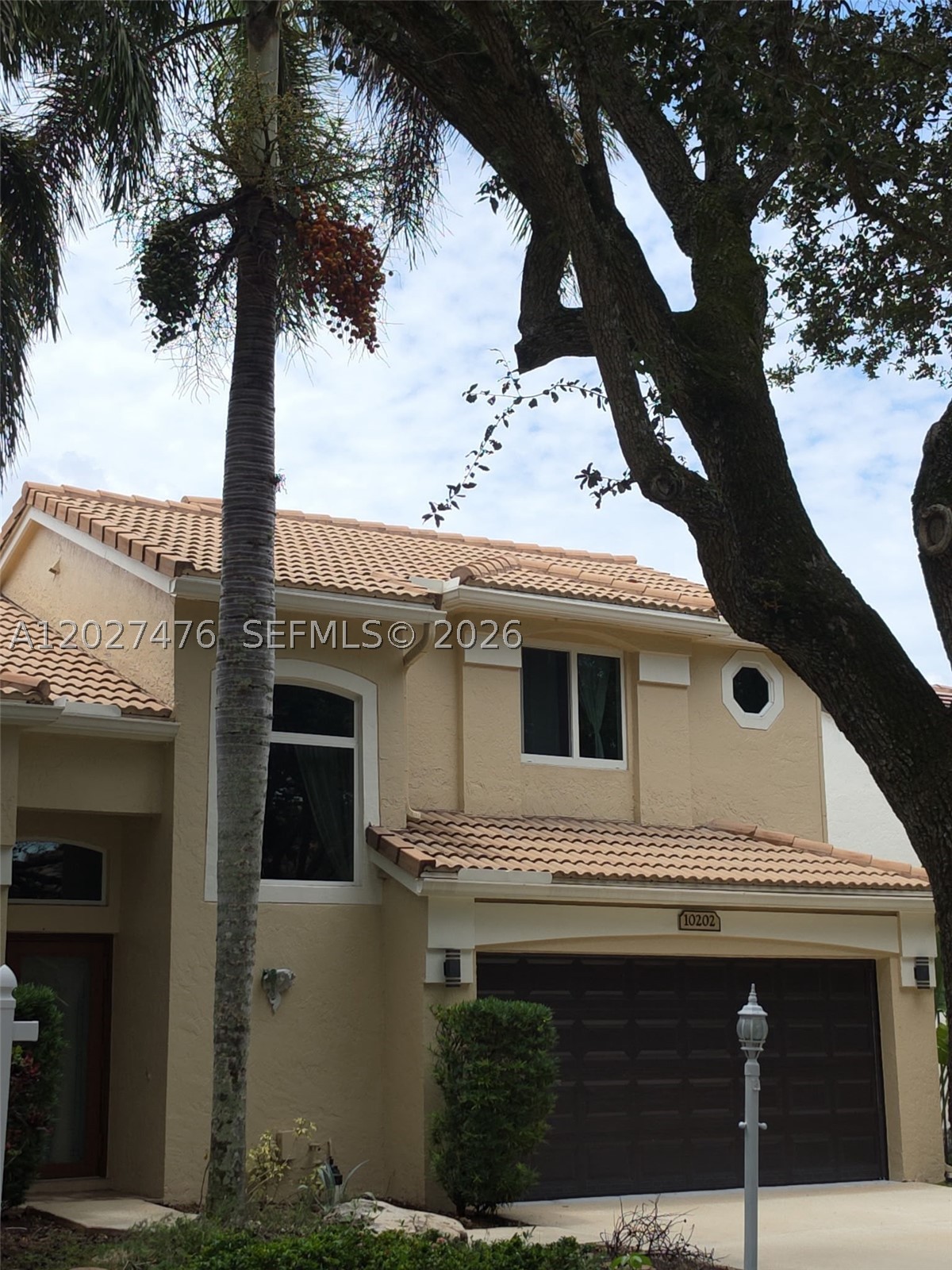 EMBASSY LAKES - Residential