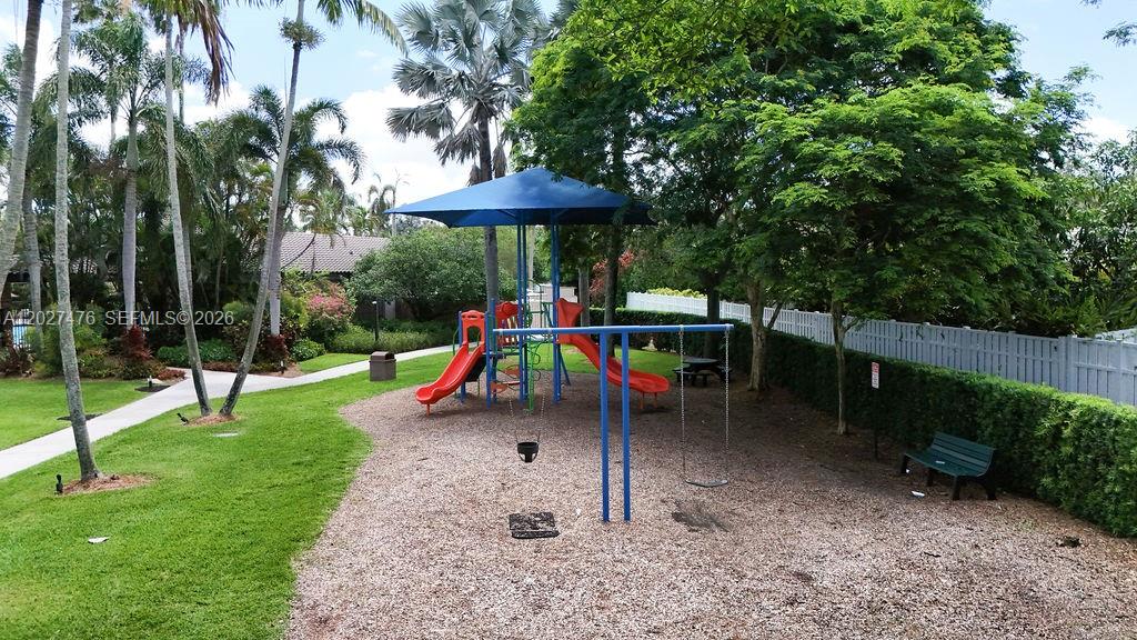 EMBASSY LAKES - Residential