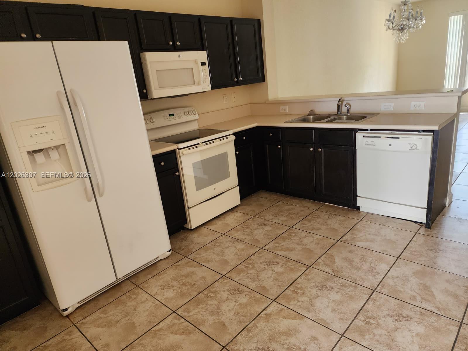 KENDALL COMMONS RESIDENTI - Residential Lease