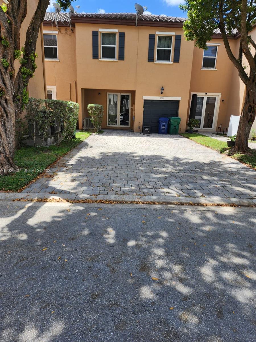 KENDALL COMMONS RESIDENTI - Residential Lease