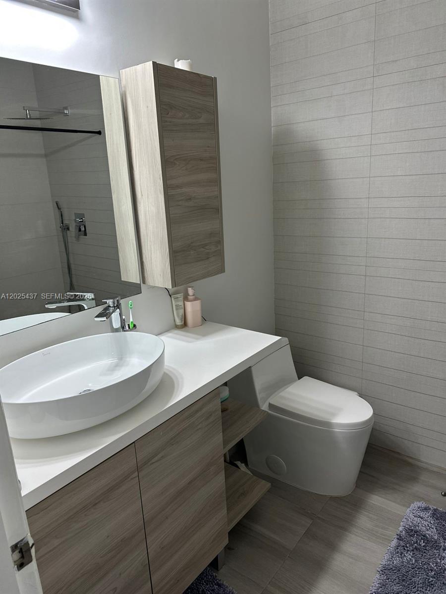 ISLANDS AT DORAL 1ST ADDN - Residential Lease