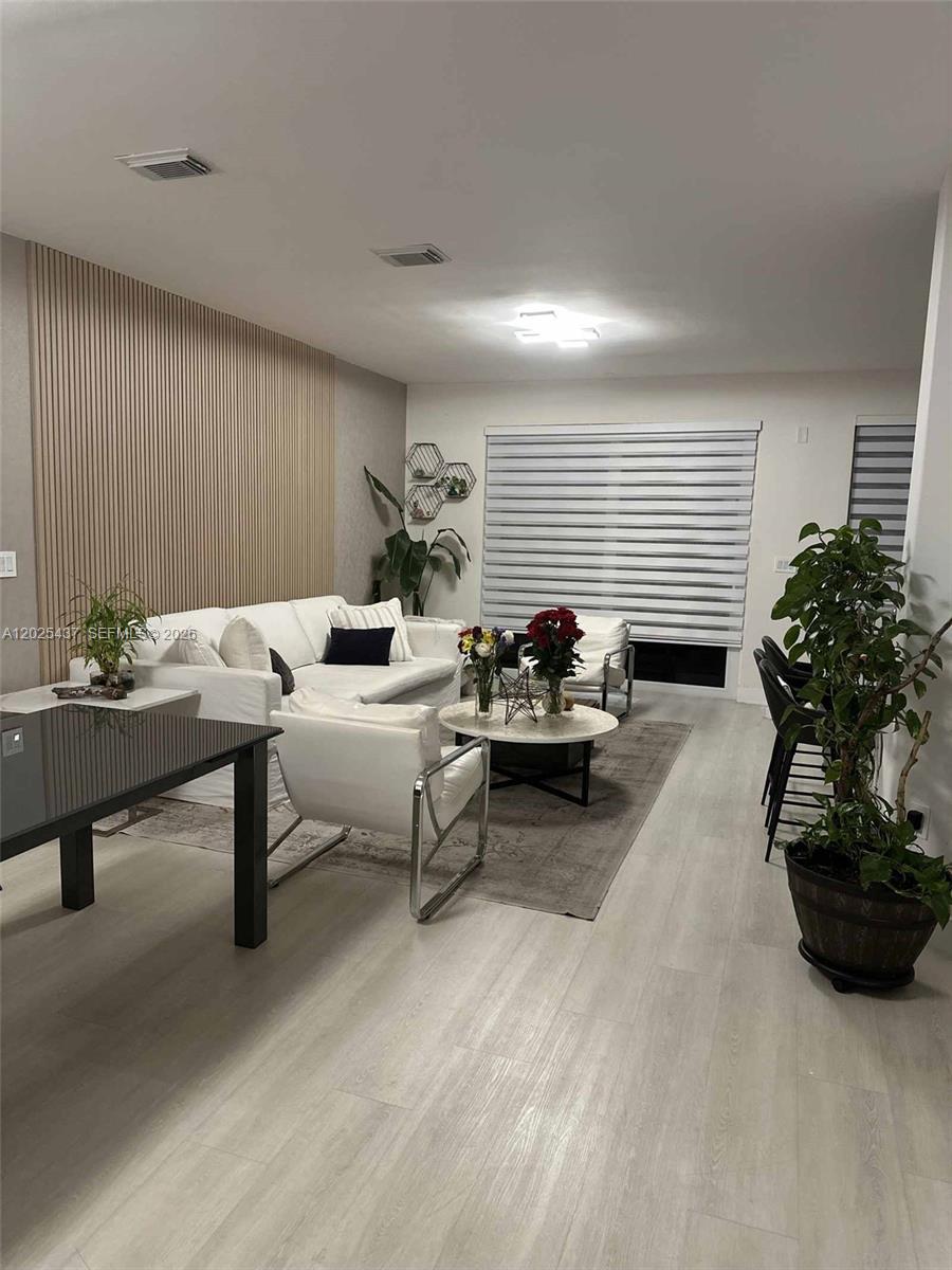 ISLANDS AT DORAL 1ST ADDN - Residential Lease
