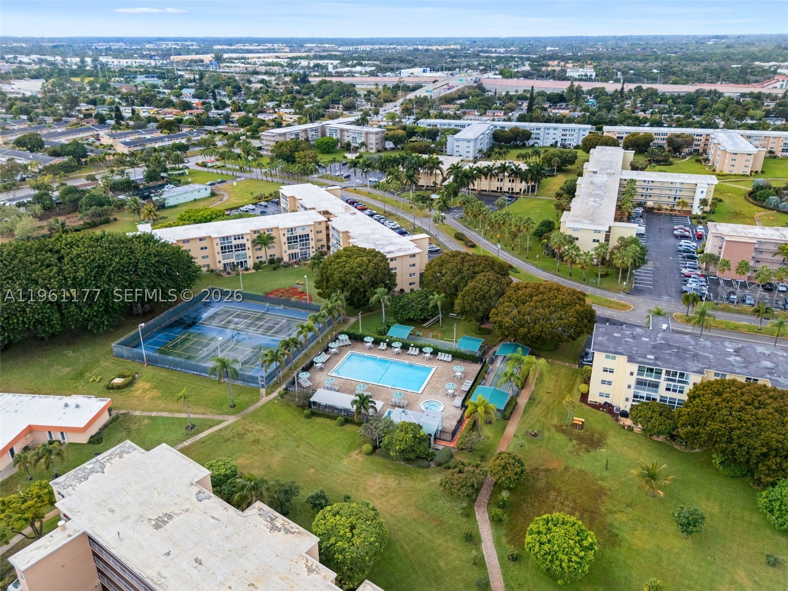 VILLAGE ROYALE GREENDALE - Residential