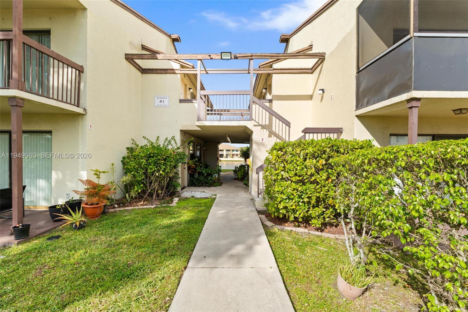 Fully remodeled apartment featuring 2 bedrooms and 2 bathrooms, with new bathrooms with glass enclosures.
The kitchen offers granite countertops, and the property has been recently painted and remodeled.
Located in an excellent area with lake views, the renovation was completed in late 2025.
Ideal for owner-occupancy or rental, within a quiet and peaceful community in Miami Gardens.