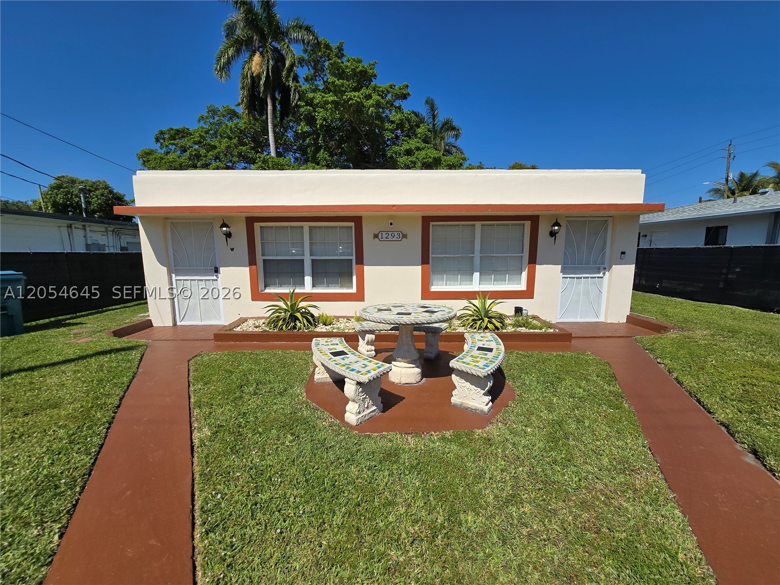 One bedroom one bath dulpex in central area of North Miami. Large fenced back yard and parking.