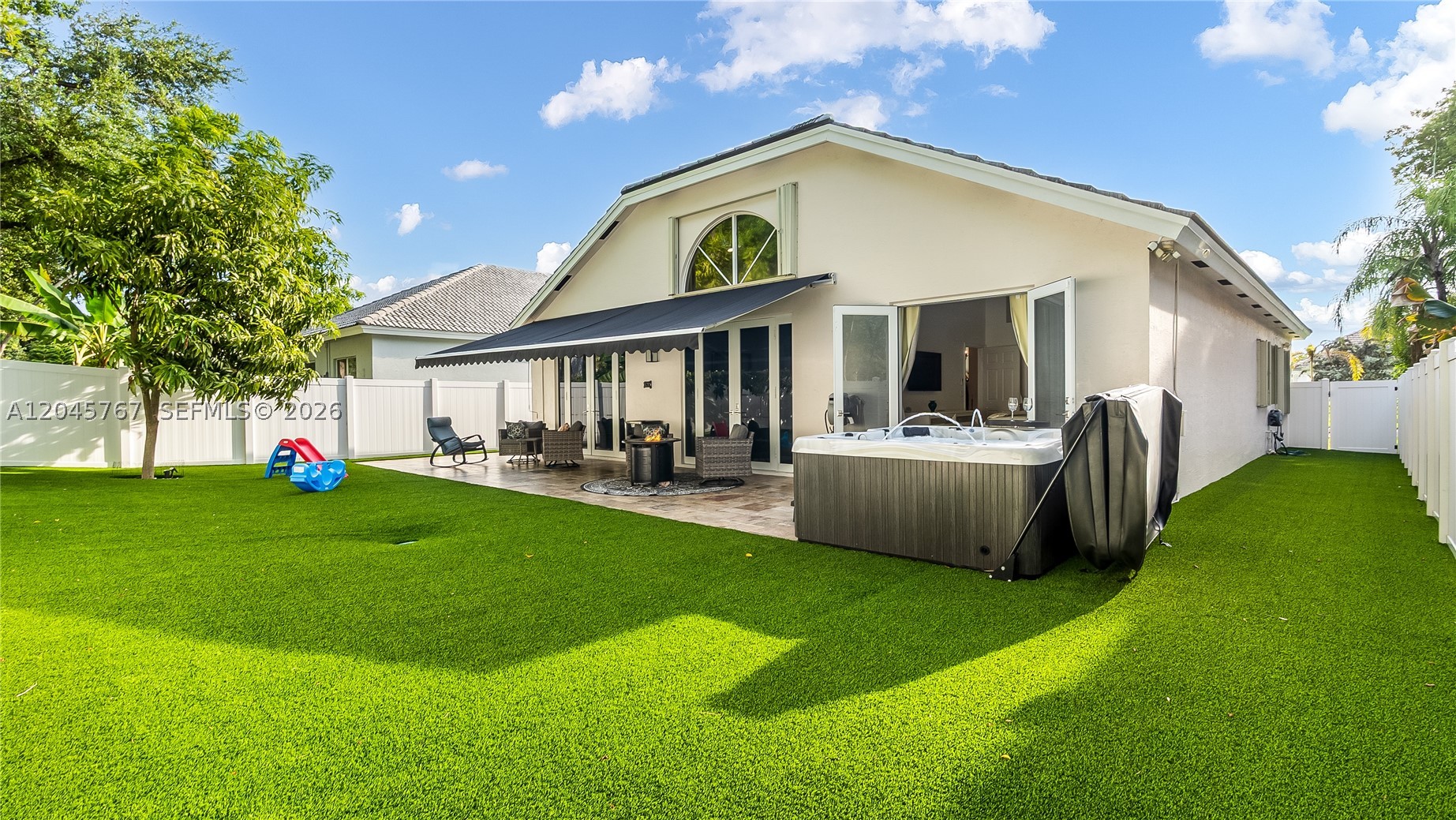 PEMBROKE SHORES - Residential