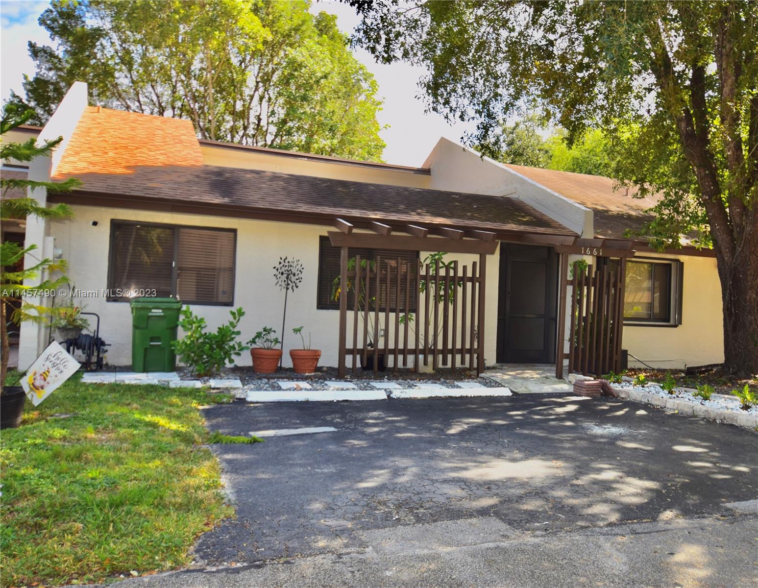 EVERGLADES SUGAR & LAND C - Residential Lease