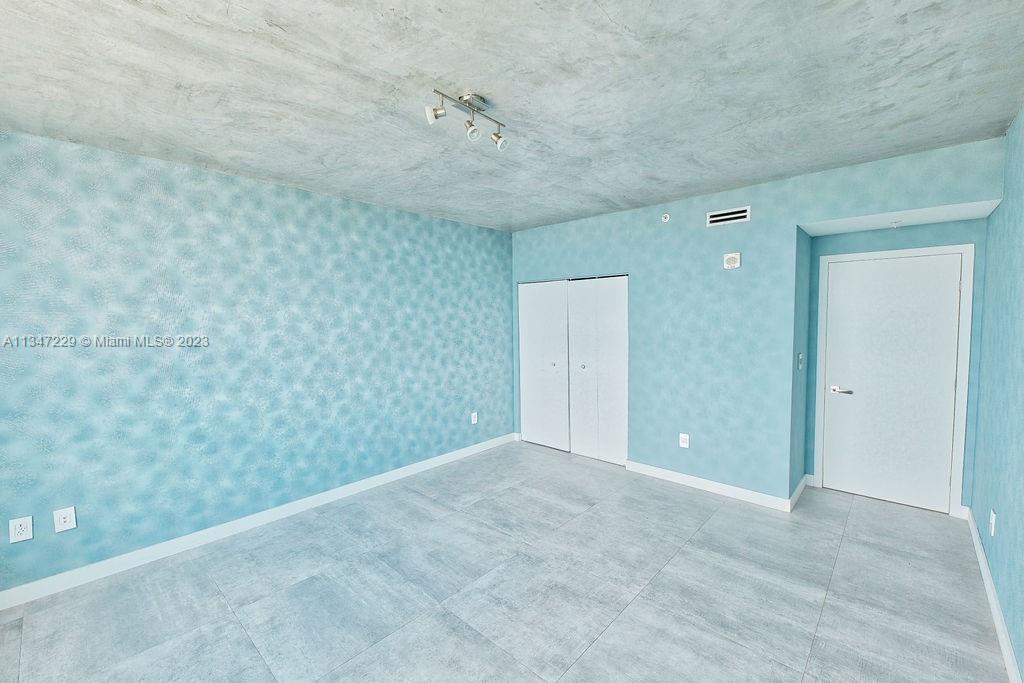 MIDBLOCK MIAMI CONDO - Residential Lease