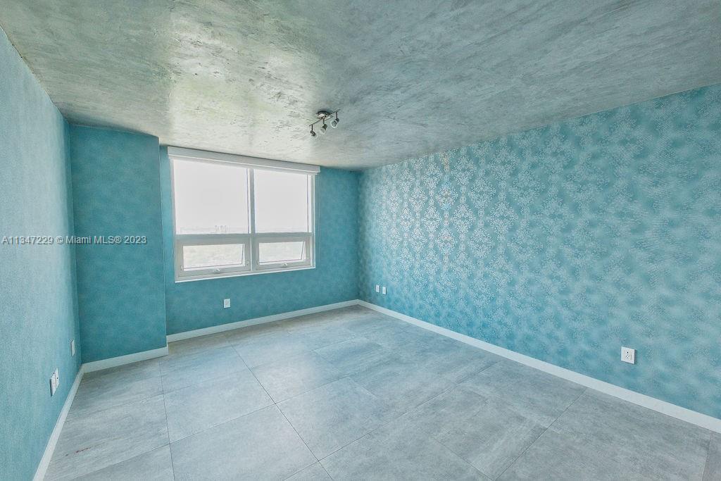 MIDBLOCK MIAMI CONDO - Residential Lease