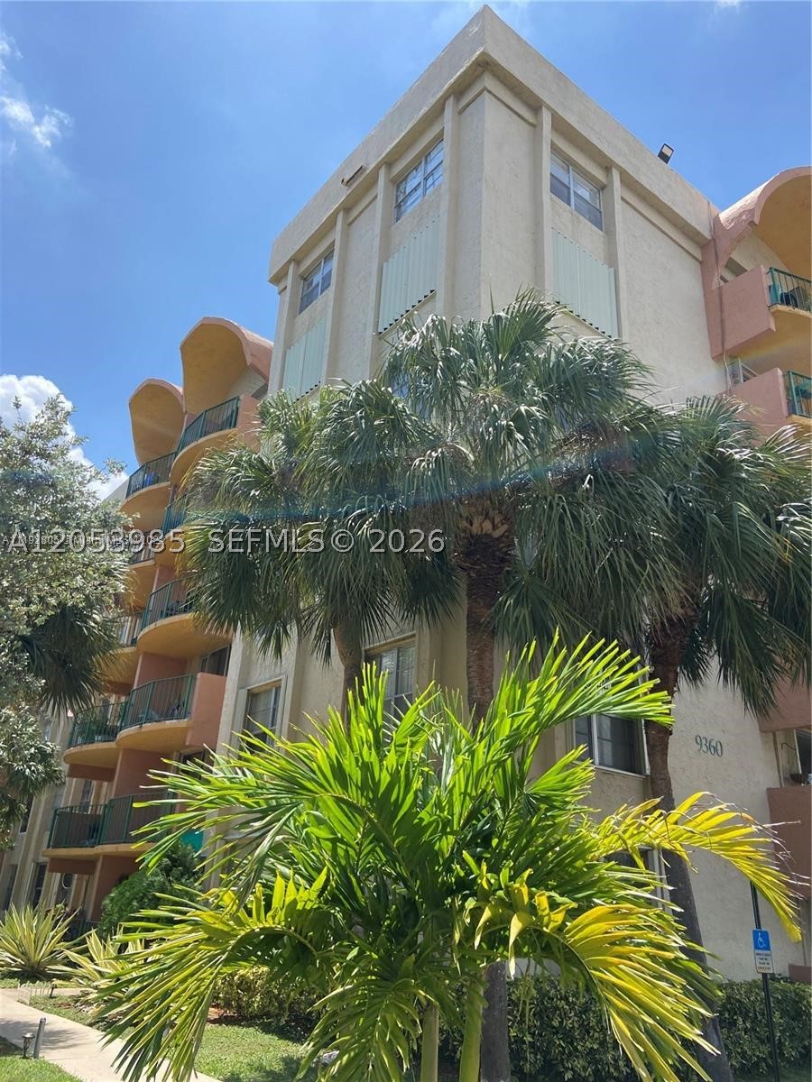 Beautifully renovated 1-bedroom, 1-bathroom apartment offering a bright and modern living space with an open layout, updated kitchen, stylish bathroom, and contemporary finishes throughout. Move-in ready and located in the desirable The Fountains at Fontainebleau community, featuring amenities such as a swimming pool, fitness center, clubhouse, tennis courts, playground, and assigned parking.
Prime central Miami location just minutes from Florida International University (FIU), Dolphin Mall, International Mall, Miami International Airport, Mall of the Americas, and Tamiami Park. Conveniently surrounded by supermarkets, restaurants, banks, pharmacies, and everyday shopping. Easy access to the Dolphin Expressway (SR-836), Palmetto Expressway (SR-826), and Florida's Turnpike, making commuting throughout Miami quick and convenient.
Perfect for professionals, students, or anyone seeking a beautifully updated home in one of Miami's most convenient locations.
