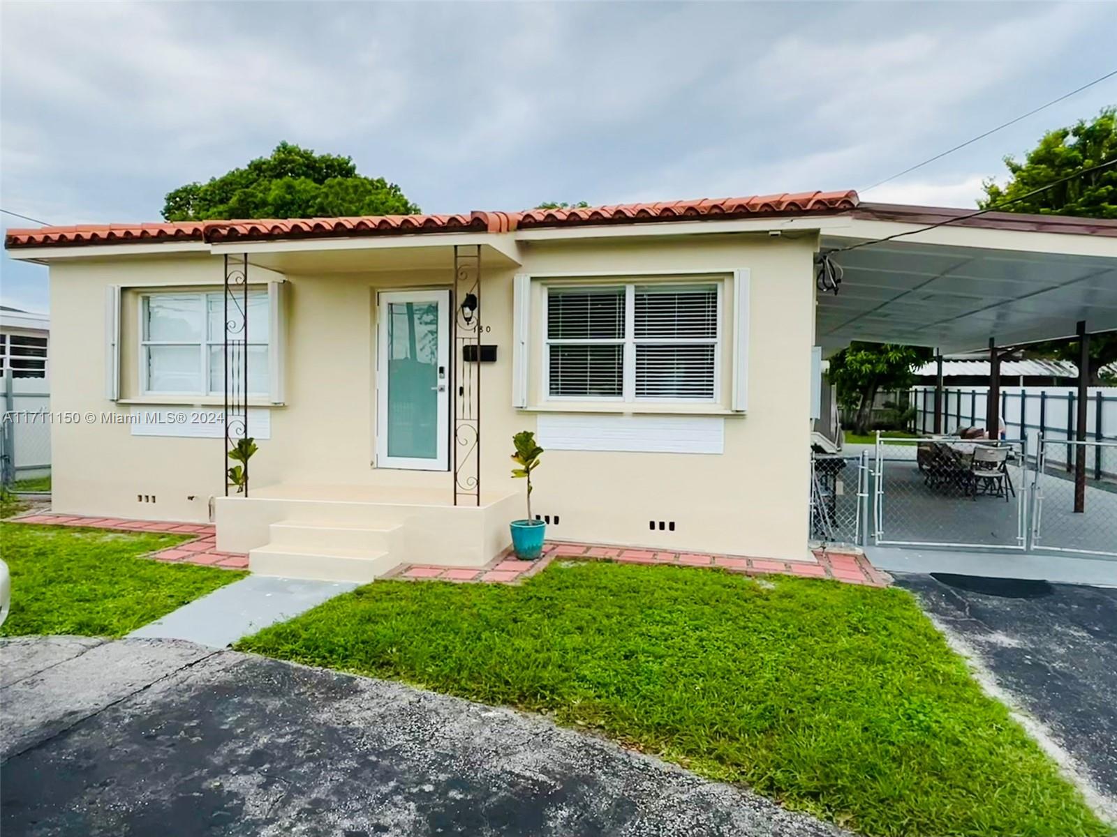 This rental space is in a prime location with just a few minutes drive to the international airport and to many shops and restaurants. It was recently remodeled with a beautiful kitchen equipped with general appliances. Washer and dryer are included. 2 parking spots. Pets allowed. Water, electricity and internet are included.

-Two months deposit
-Credit and background check required
-Move in cost $5,100 total