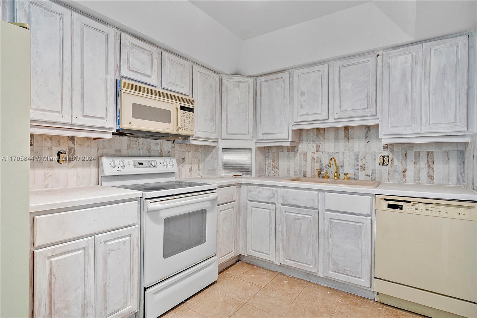 GOLDEN SAILS CONDO - Residential