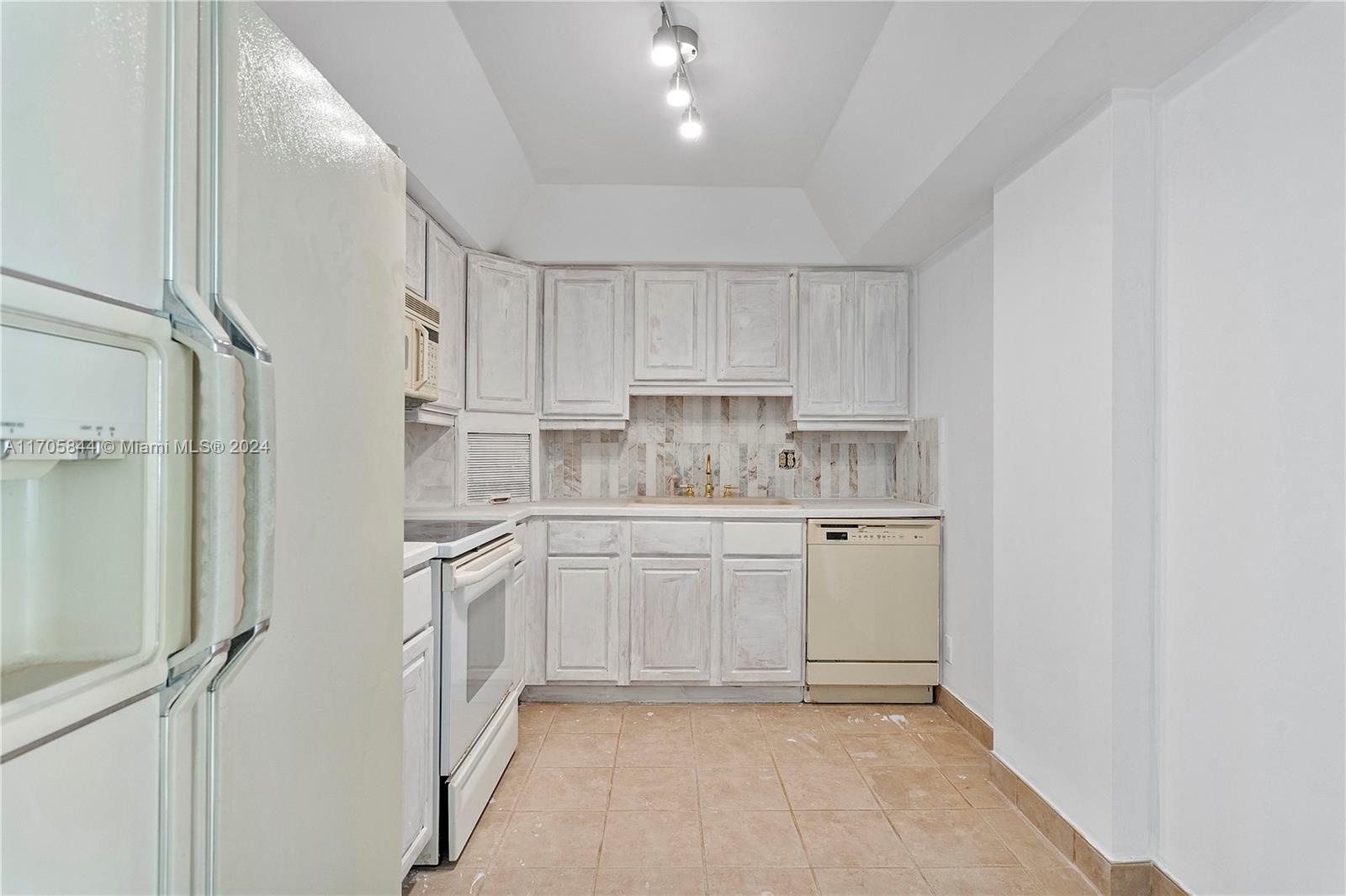 GOLDEN SAILS CONDO - Residential