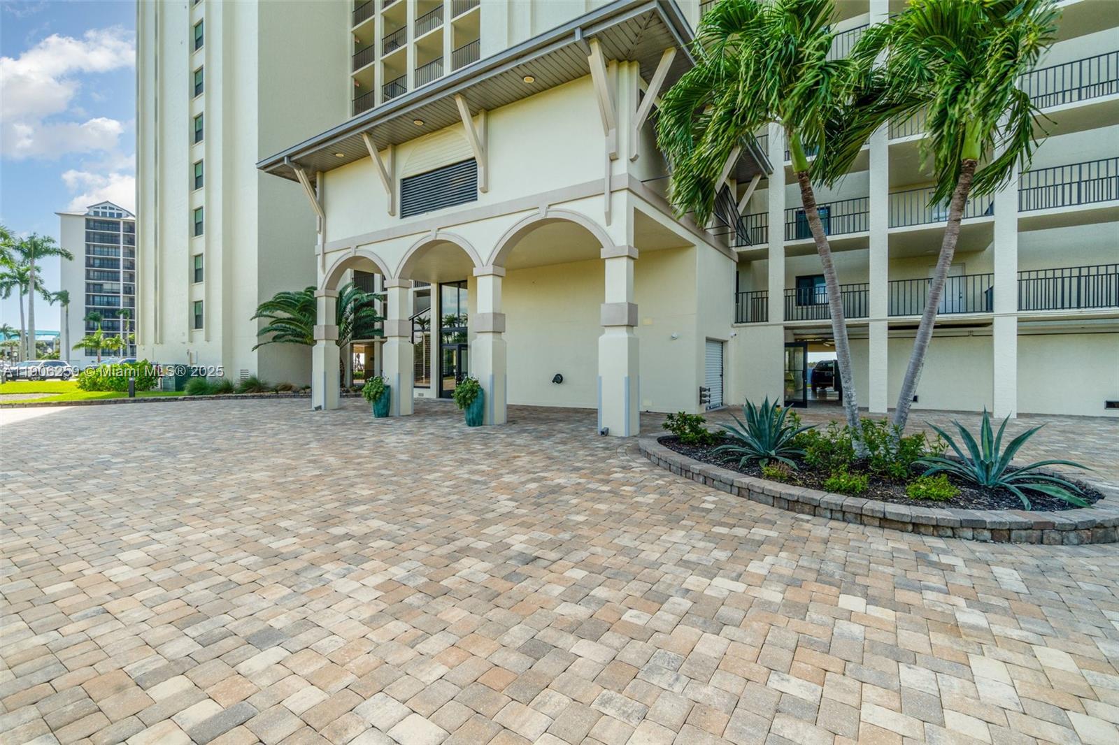 SANIBEL HARBOUR TOWER COND - Residential