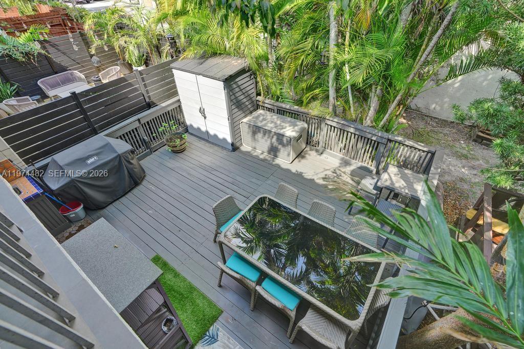 LAKEVIEW TOWNHOUSES CONDO - Residential