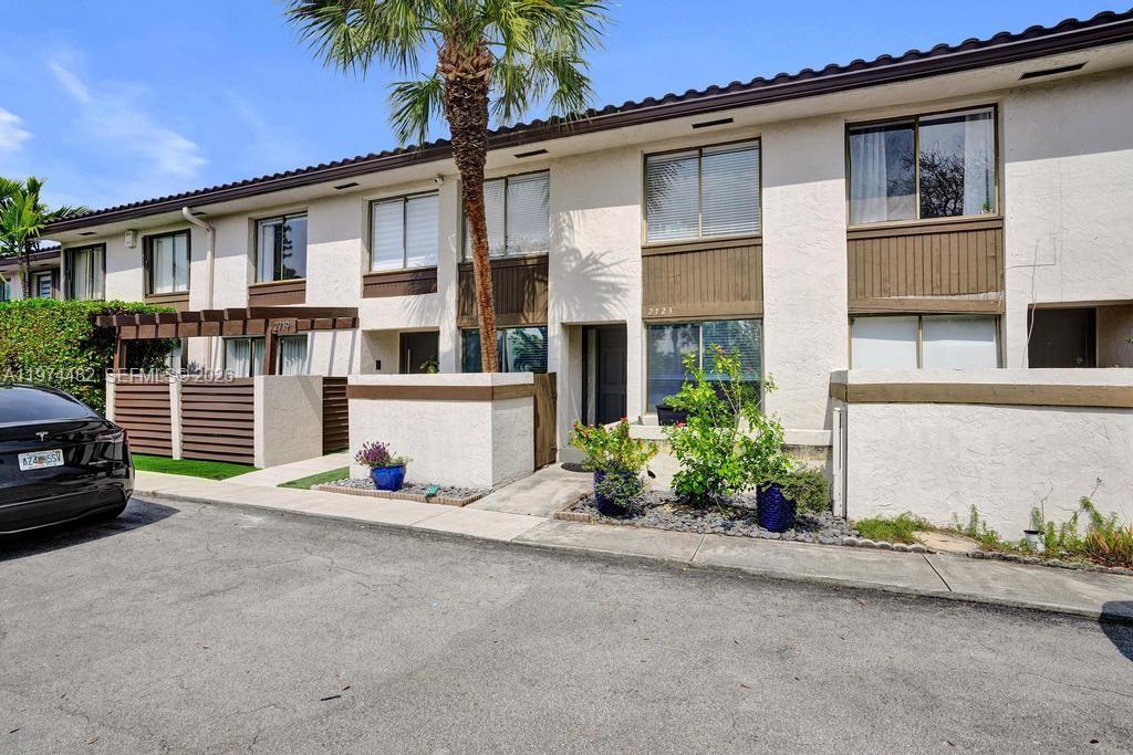 LAKEVIEW TOWNHOUSES CONDO - Residential